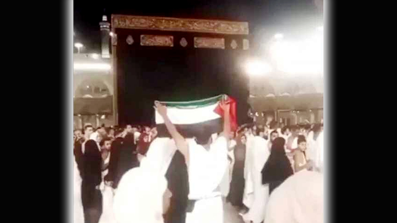 কাবায় ফিলিস্তিনি পতাকা উত্তোলন করায় হজযাত্রী আটক, নিন্দার ঝড়