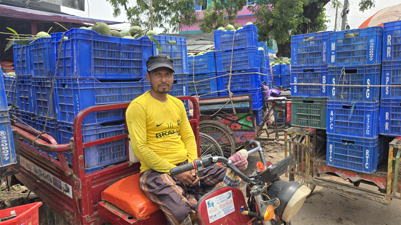 কৃষকের আমে স্বাবলম্বী ভ্যান চালকরা