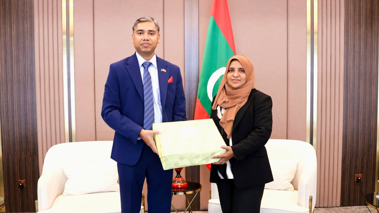 মালদ্বীপের প্রেসিডেন্টকে প্রধান উপদেষ্টার আম উপহার