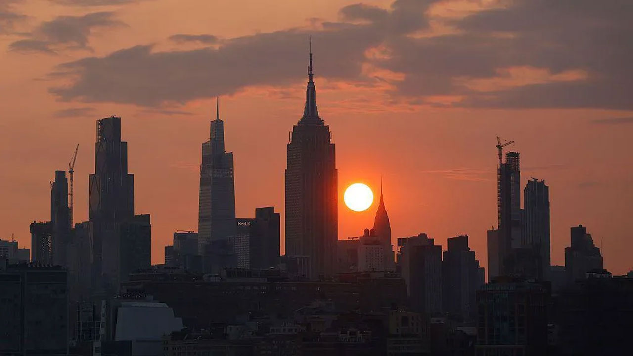 কানাডার দাবানলের ধোঁয়ায় আচ্ছন্ন নিউইয়র্ক, সতর্কতা জারি