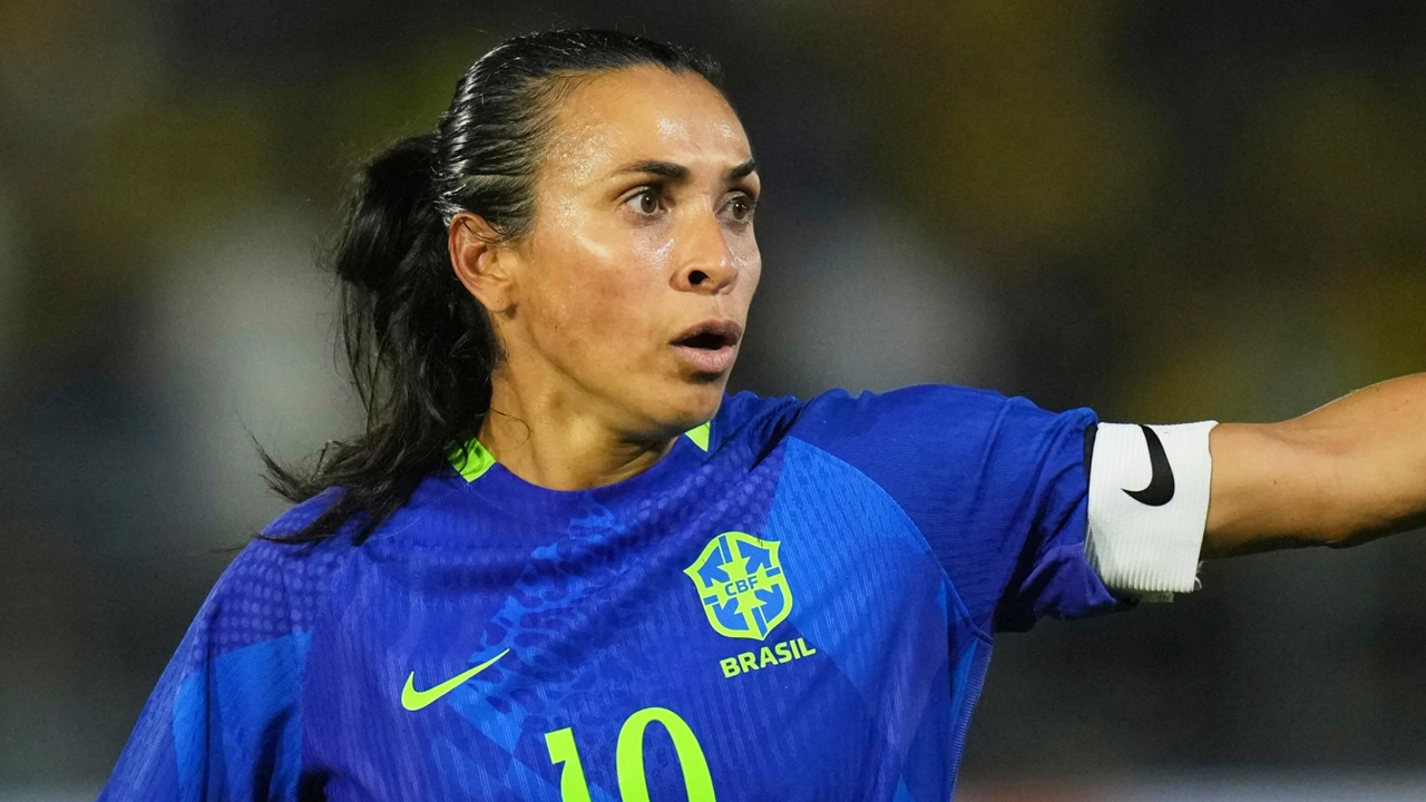 অবসরের সিদ্ধান্ত বদলে খেলা চালিয়ে যাওয়ার ইঙ্গিত ব্রাজিল কিংবদন্তির