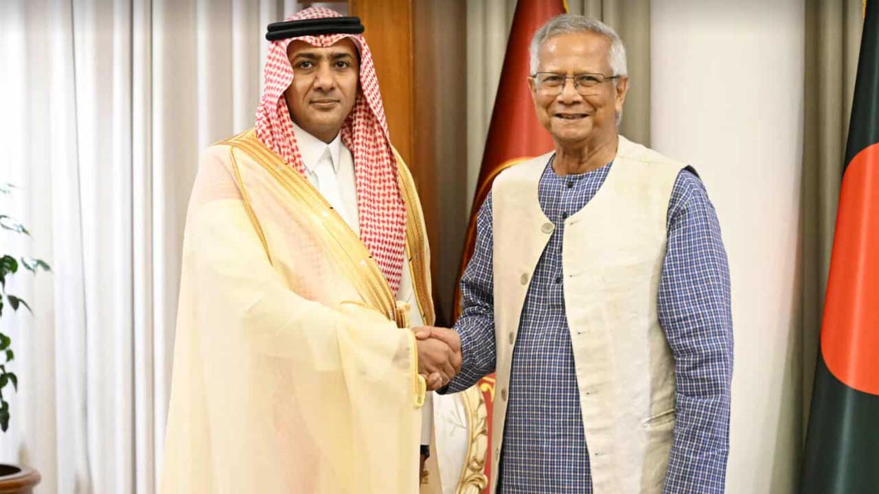 প্রধান উপদেষ্টার সঙ্গে সাক্ষাৎ করলেন নবনিযুক্ত সৌদি রাষ্ট্রদূত