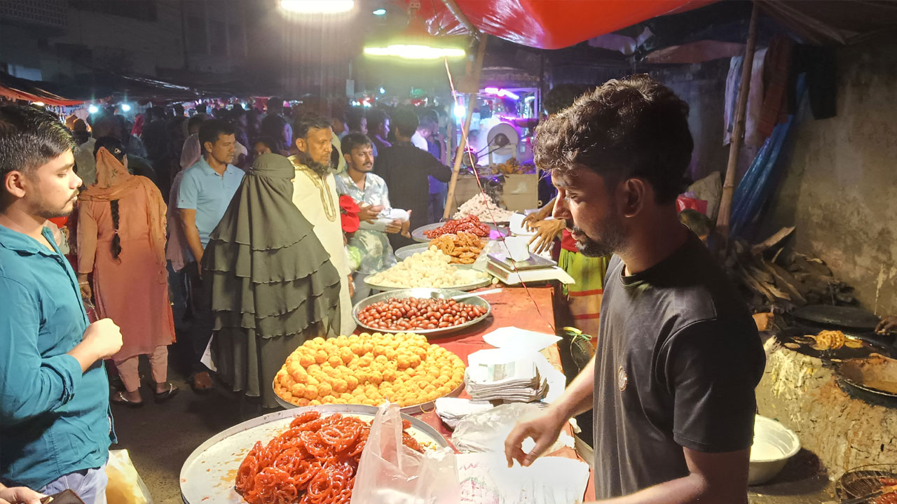 মিষ্টান্ন স্বাদে জমেছে রথের মেলা