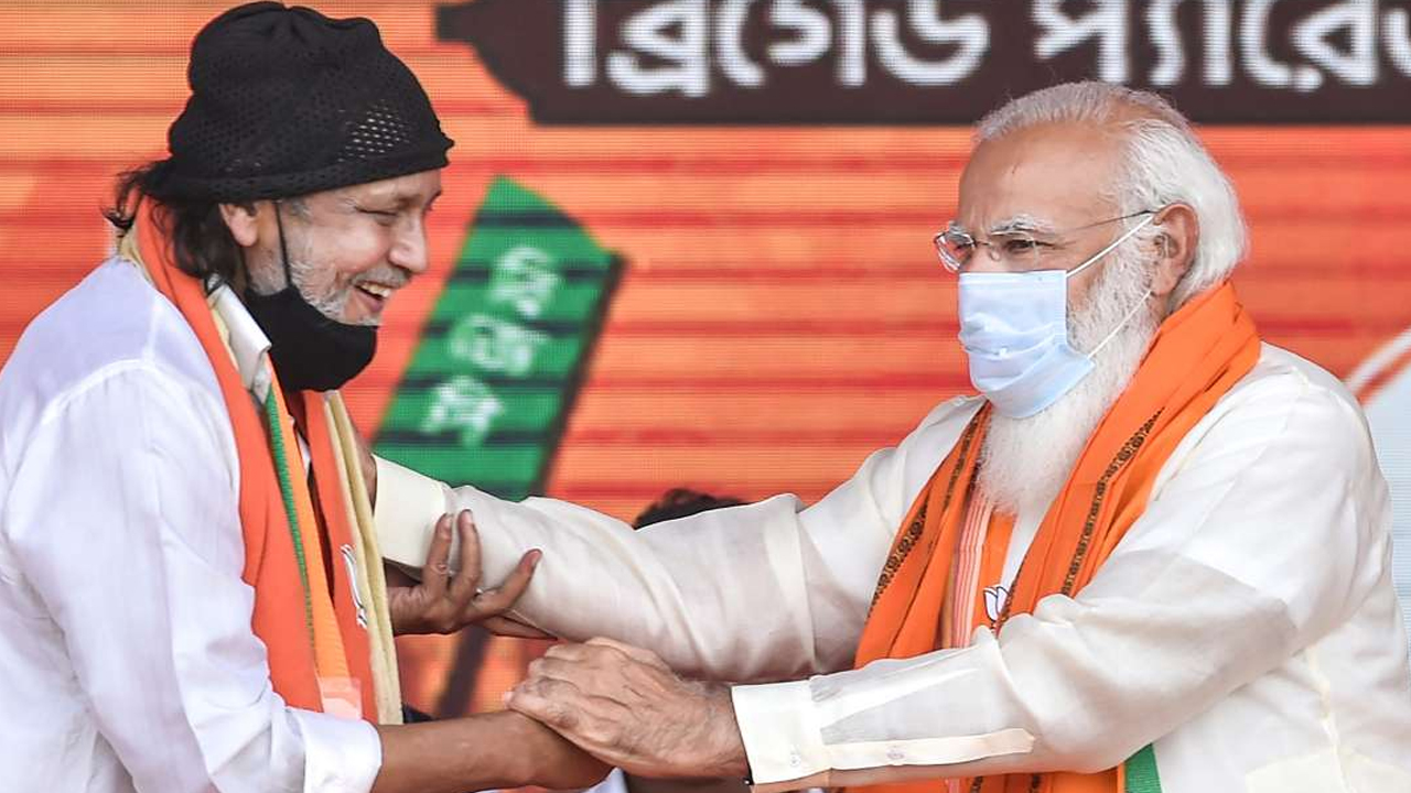 বয়সে ছোট মোদির পা ছুঁতে গেলেন মিঠুন, এরপর যা ঘটল