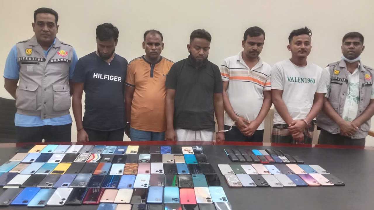 ১২৩টি চোরাই মোবাইল ফোন উদ্ধারসহ চক্রের পাঁচ সদস্য গ্রেপ্তার