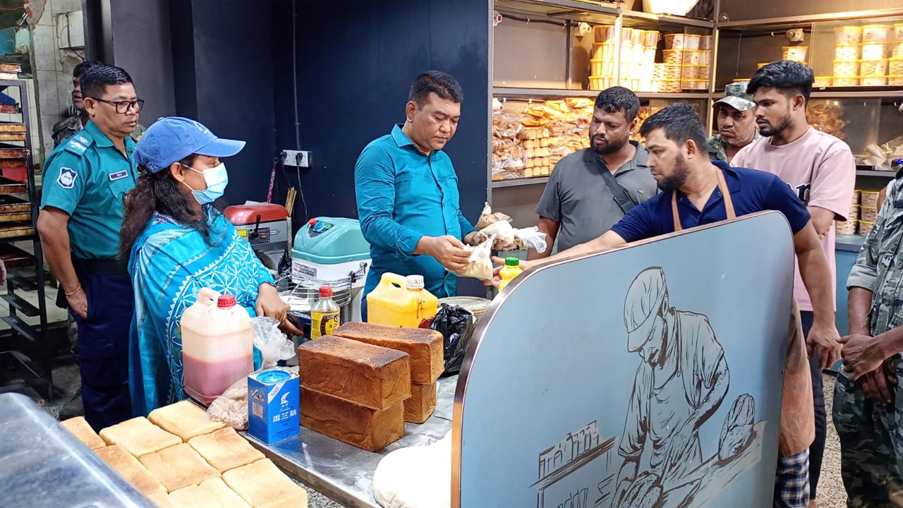 নোংরা পরিবেশে বেকারি পণ্য তৈরি, তিন প্রতিষ্ঠানকে ৬০ হাজার টাকা জরিমানা