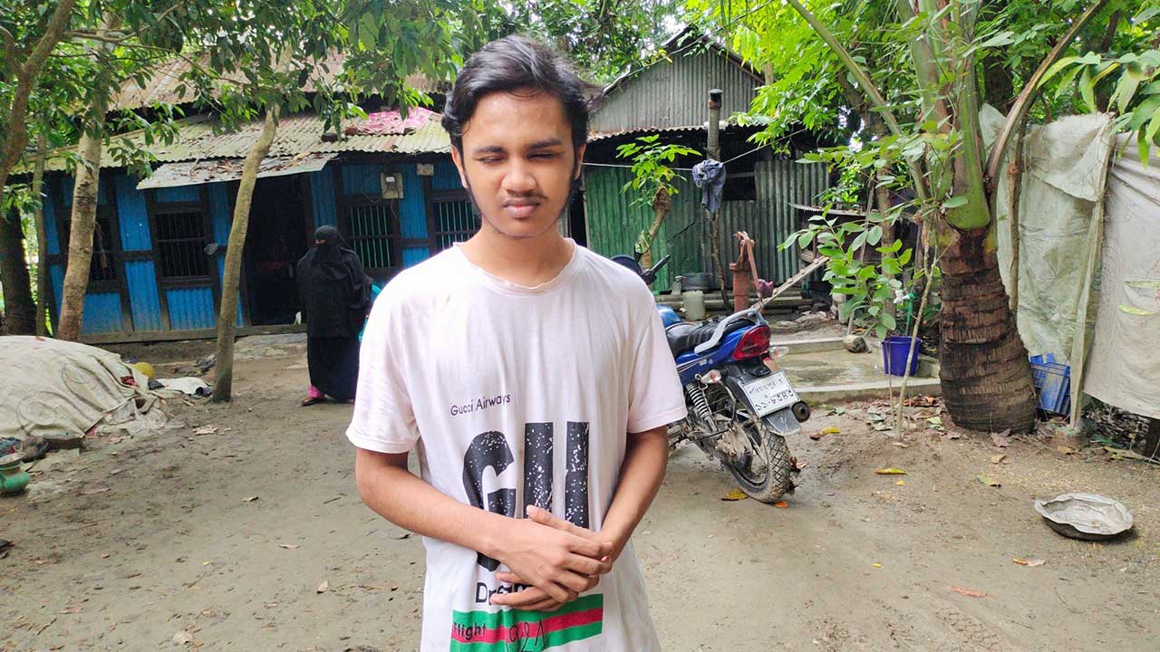 দুই চোখে ৬টি অপারেশন হলেও দৃষ্টিশক্তি ফিরে পাননি মবিন