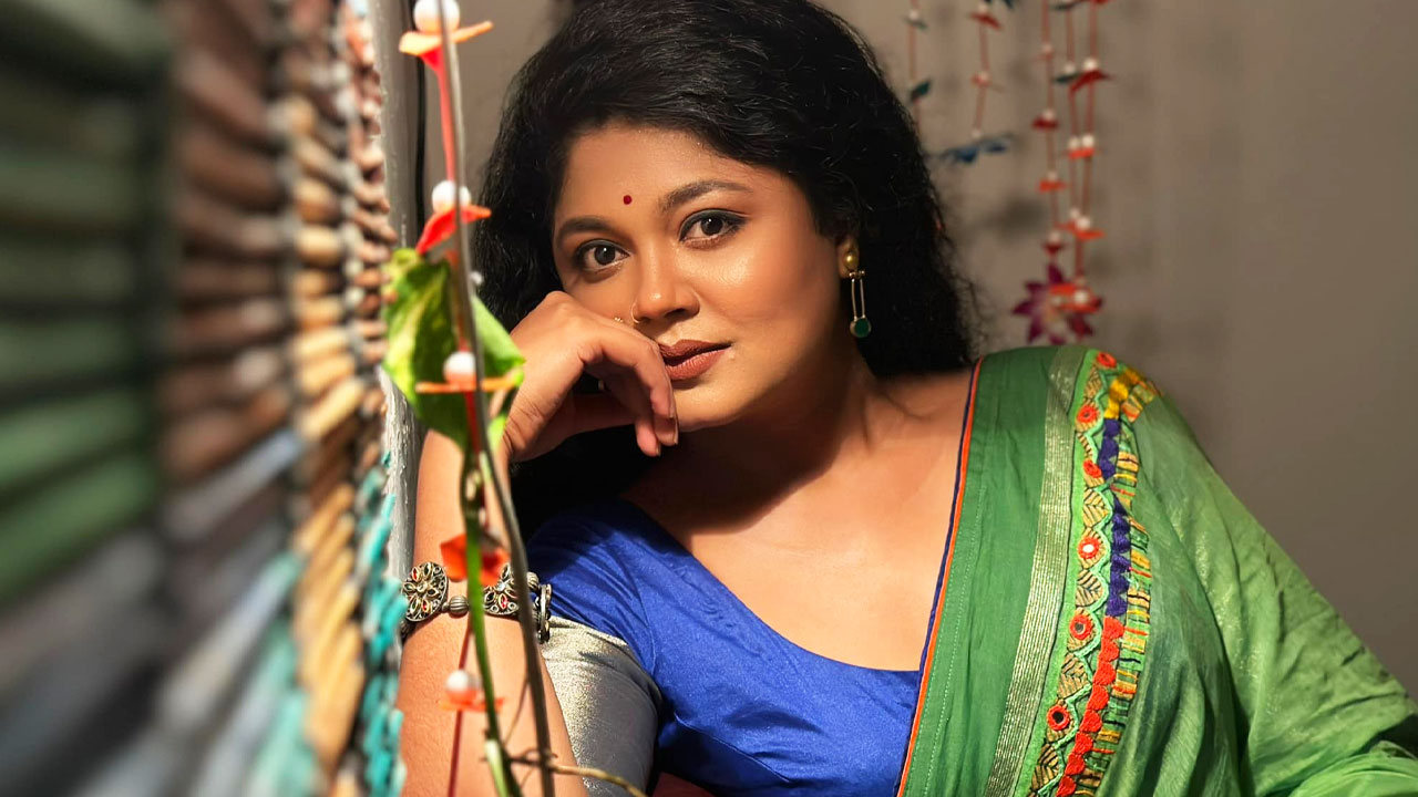 মুখ ঢেকে বাজারে গিয়ে বলি, ‘এটার দাম কত’