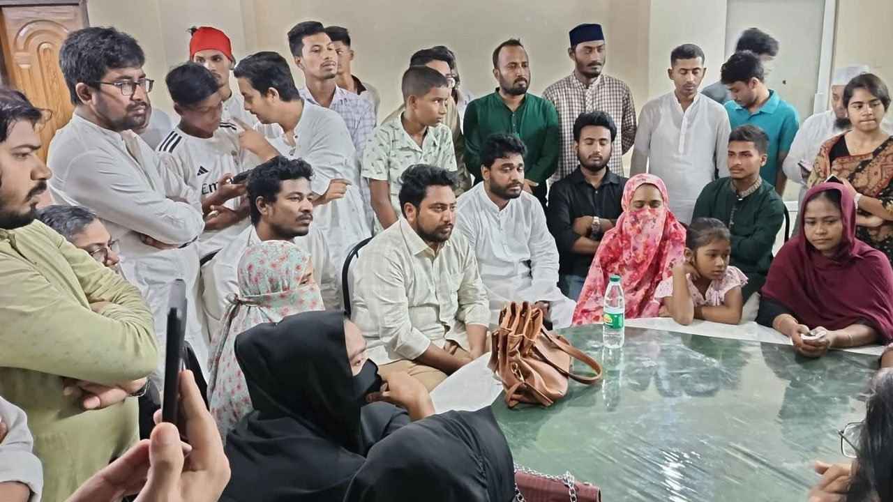 শহীদ পরিবারের সম্মান প্রতিষ্ঠায় সংগ্রাম করছি : নাহিদ ইসলাম