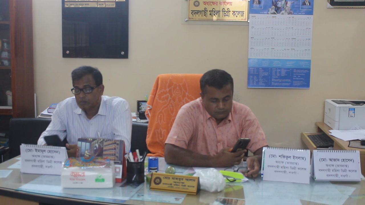 নওগাঁয় এক কলেজে দুই অধ্যক্ষ, চেয়ারে বসা নিয়ে টানাহেঁচড়া