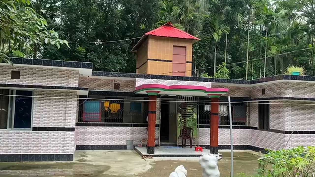 প্রবাসীর বাড়িতে স্বর্ণালংকার-টাকা না পেলে সংঘবদ্ধ ধর্ষণ ও হত্যার হুমকি