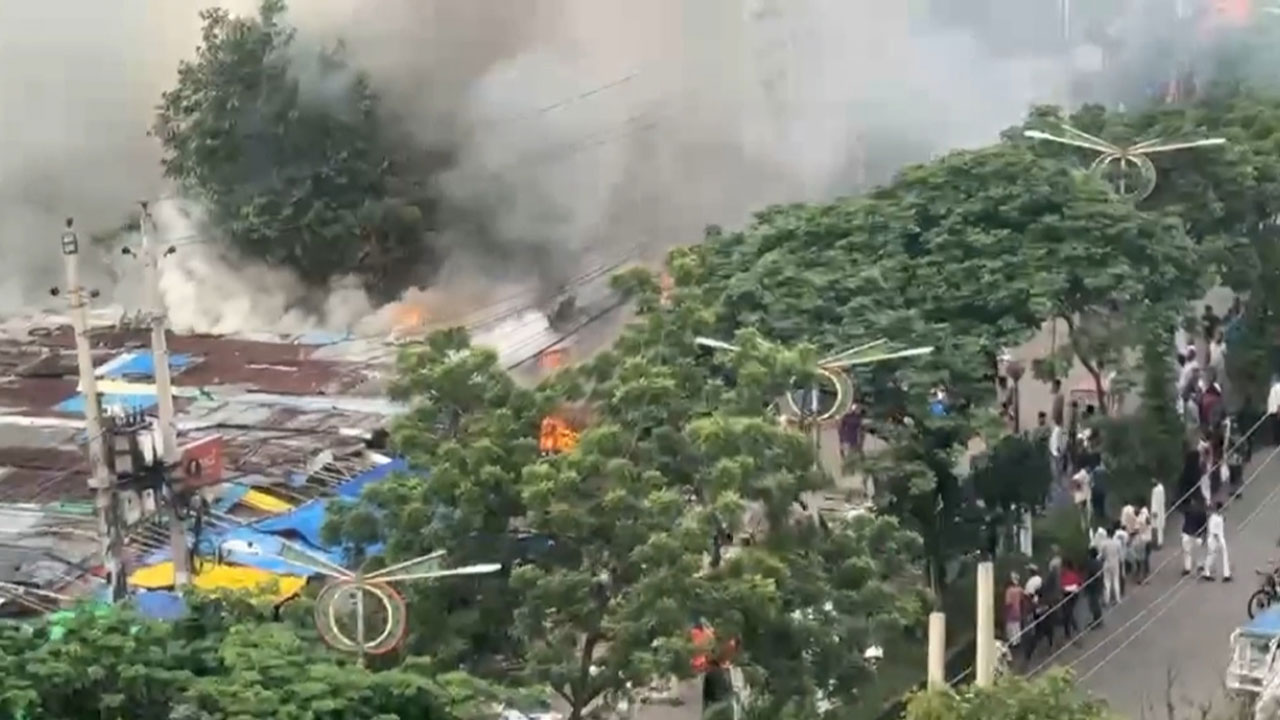 নারায়ণগঞ্জ হকার্স মার্কেটে আগুনে পুড়ল ৩০ দোকান