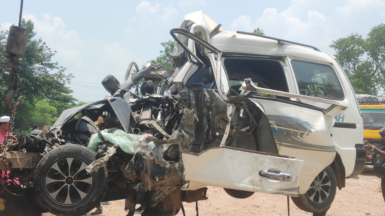 নাটোরে ট্রাক-মাইক্রোবাস সংঘর্ষে নিহত বেড়ে ৮ 