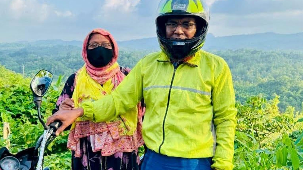 ৫৬ বছর বয়সে স্ত্রীকে সঙ্গে নিয়ে মোটরসাইকেলে ৬৪ জেলা ভ্রমণ!