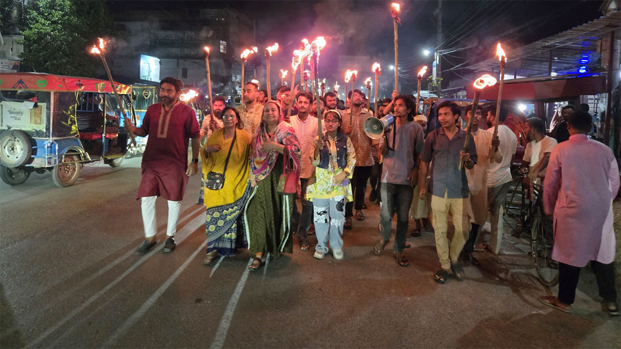 মিটফোর্ডে ব্যবসায়ী হত্যার বিচার চেয়ে নওগাঁয় ছাত্র-জনতার মশাল মিছিল