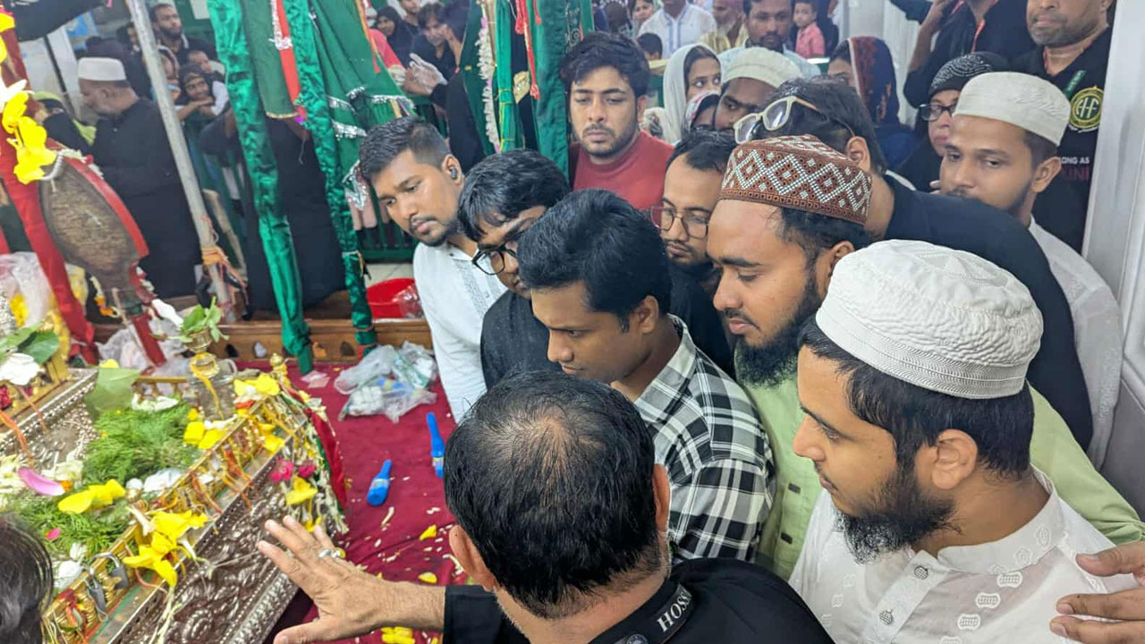 হোসেনি দালান পরিদর্শন করেছেন এনসিপির নেতৃবৃন্দ