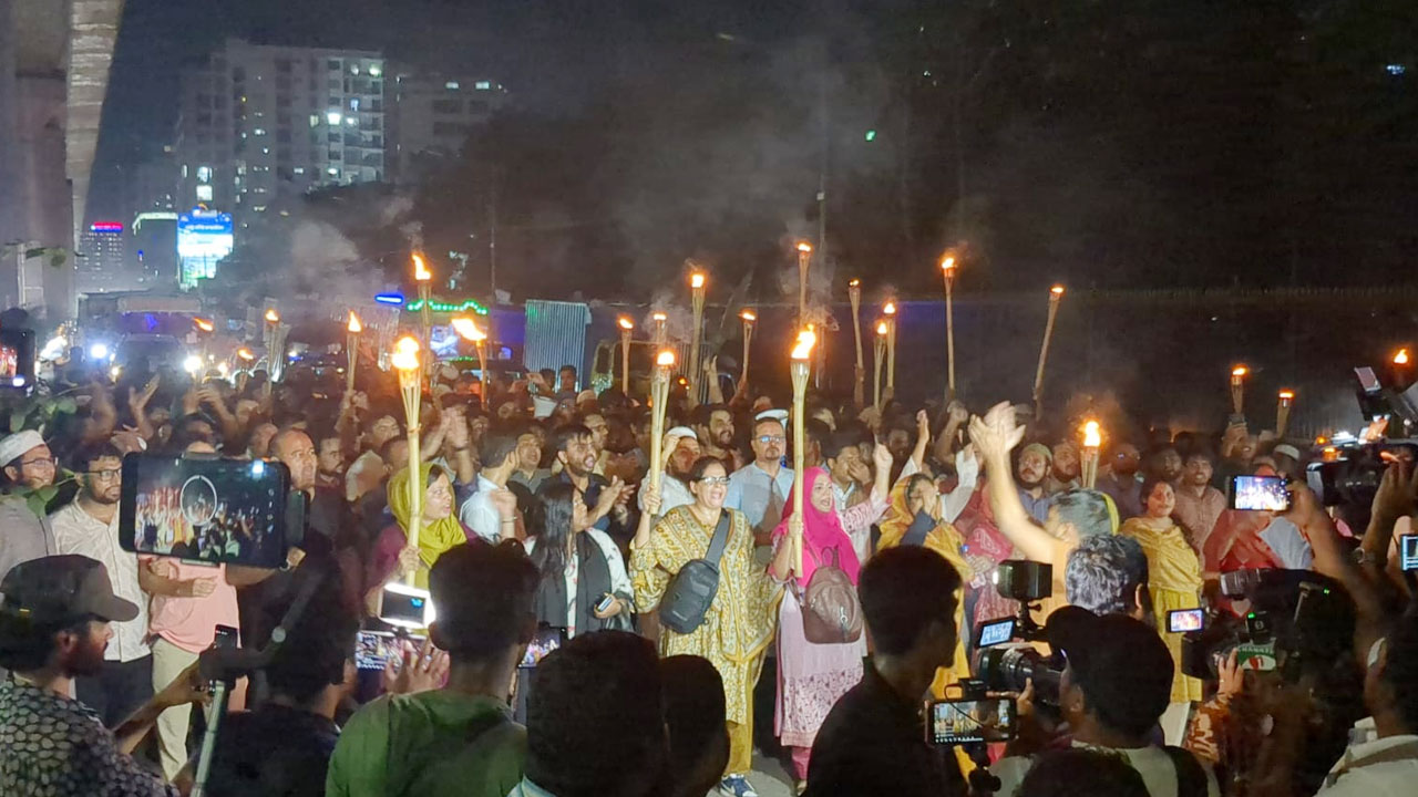 গোপালগঞ্জে হামলার প্রতিবাদে ঢাকায় এনসিপির মশাল মিছিল