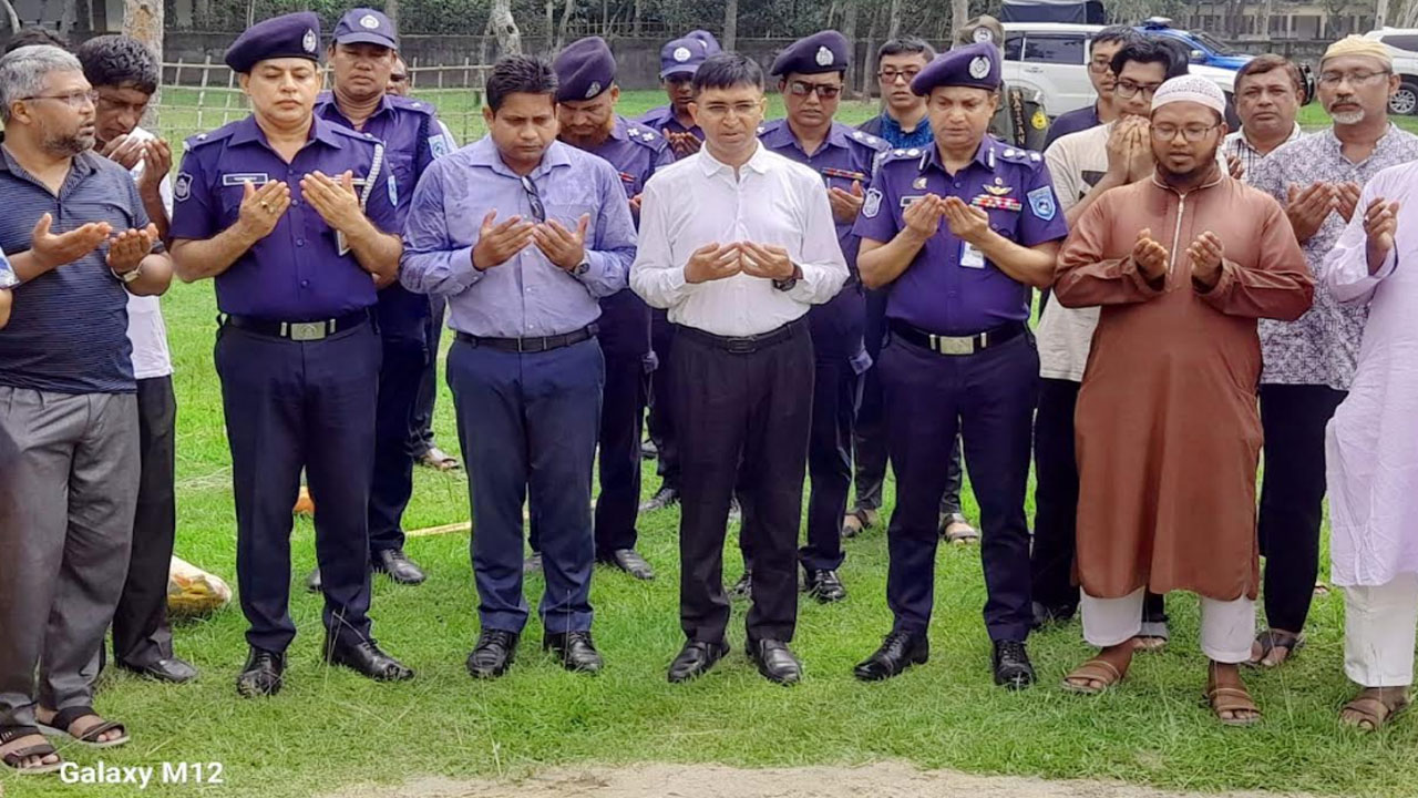 মাহেরীন চৌধুরীর সমাধিতে নীলফামারীর ডিসি-এসপির শ্রদ্ধা