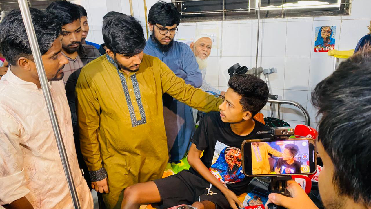 জুলাই আহতদের চিকিৎসায় সদিচ্ছা না থাকলে চেয়ার ছেড়ে দিন