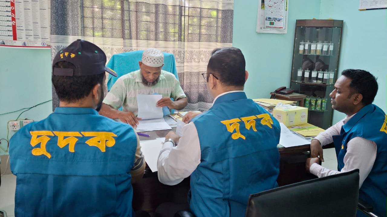 বিএডিসি কার্যালয়ে দুদকের অভিযান, নিয়ে গেছে নথিপত্র