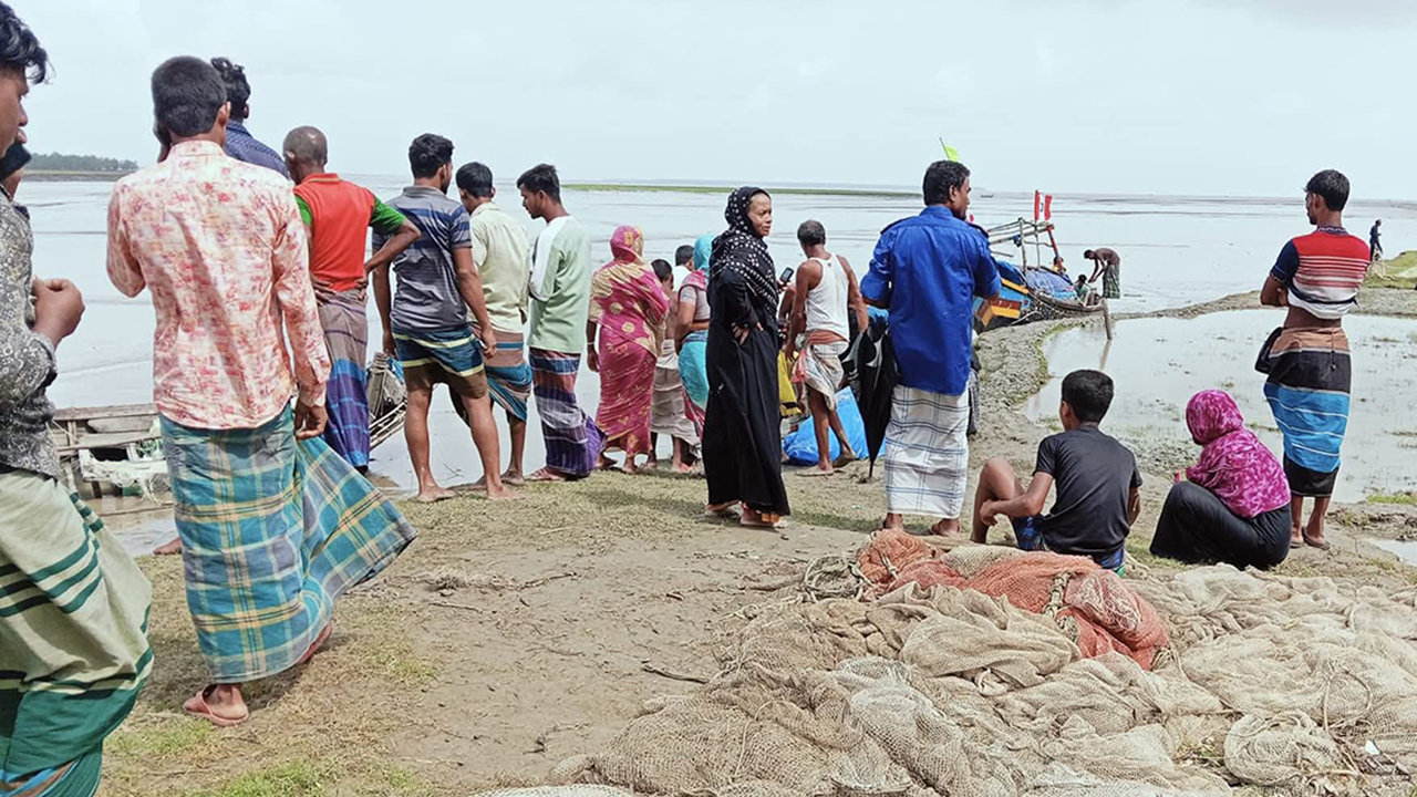 বাল্কহেডের ধাক্কায় কোটি টাকার পণ্য নিয়ে মেঘনায় ট্রলারডুবি