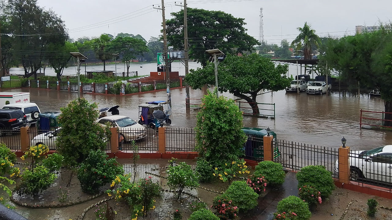 নোয়াখালীতে টানা বৃষ্টিতে জলাবদ্ধতা, তলিয়ে গেছে সড়ক