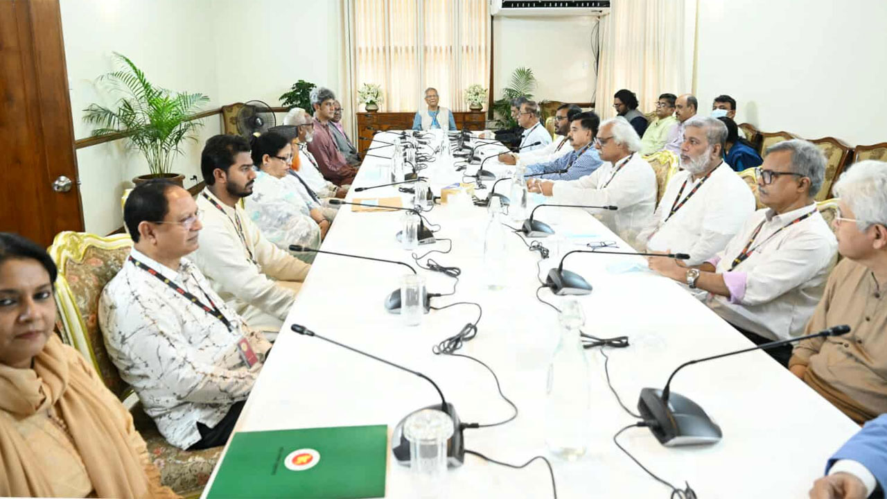 আরও ১৩ দলের নেতাদের সঙ্গে বৈঠকে বসেছেন প্রধান উপদেষ্টা