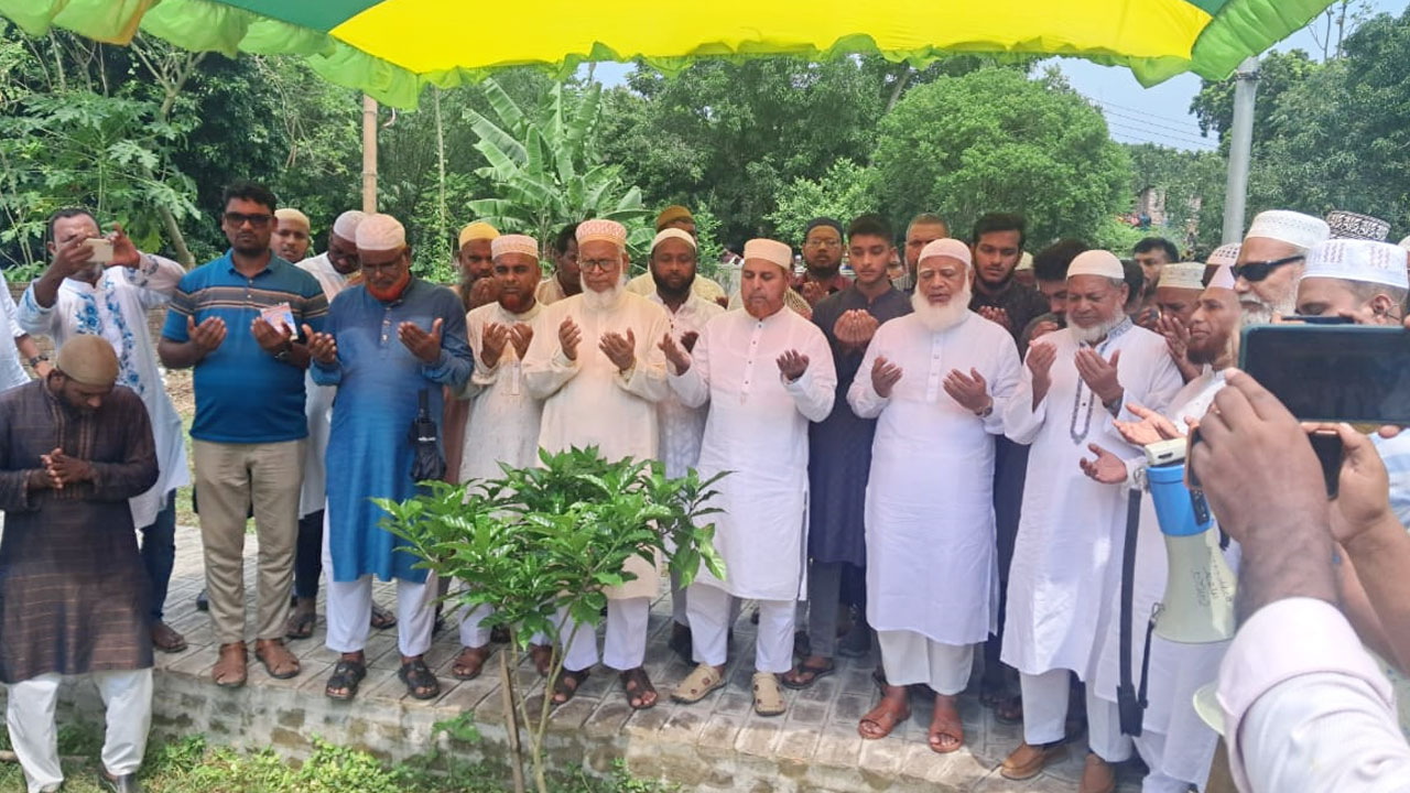 পাবনায় কর্মী মোস্তাফিজের কবর জিয়ারত করলেন জামায়াত আমির