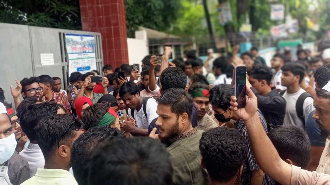 পটিয়া থানার সামনে বৈষম্যবিরোধীদের অবস্থান, ওসির অপসারণ দাবি