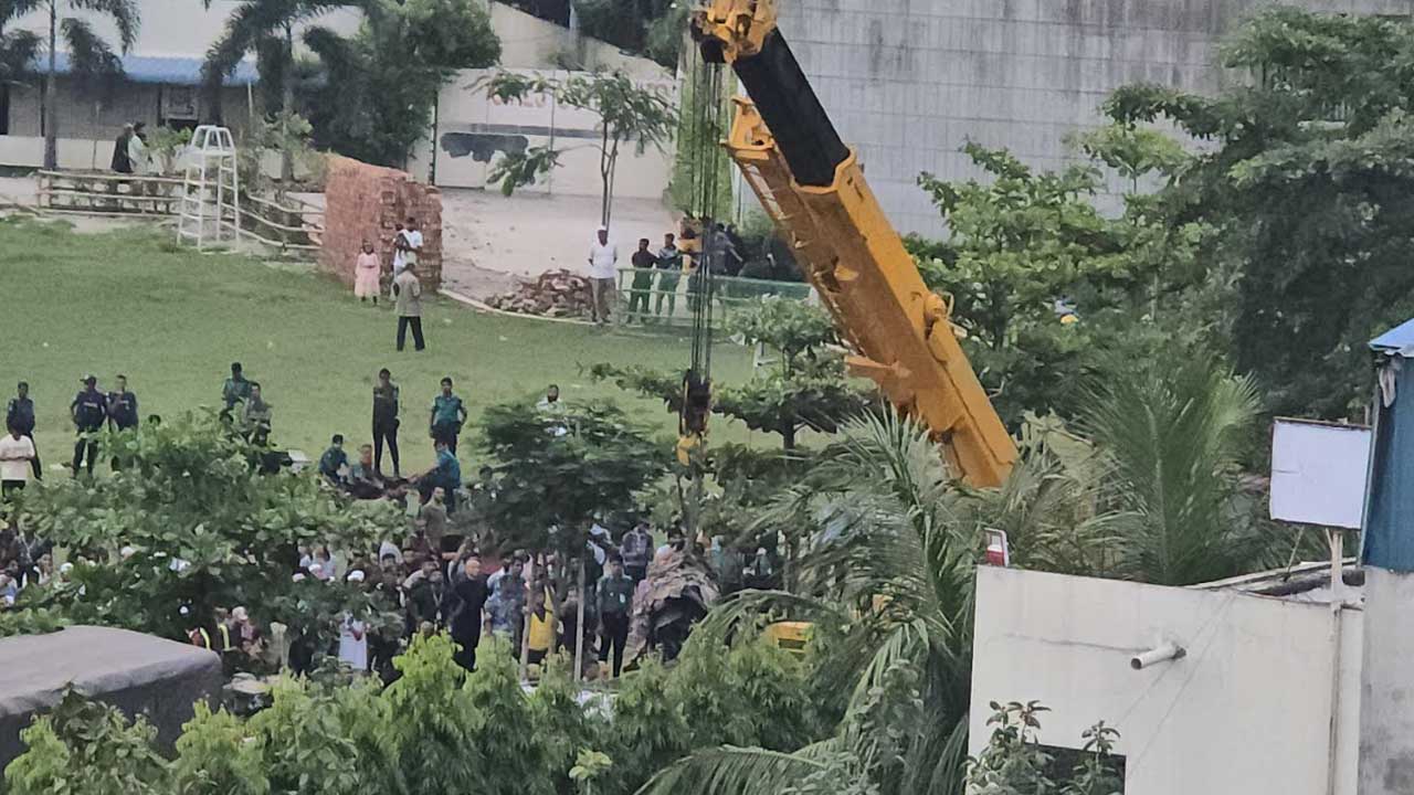 ক্রেন দিয়ে উদ্ধার করা হচ্ছে উত্তরায় বিধ্বস্ত বিমানটি