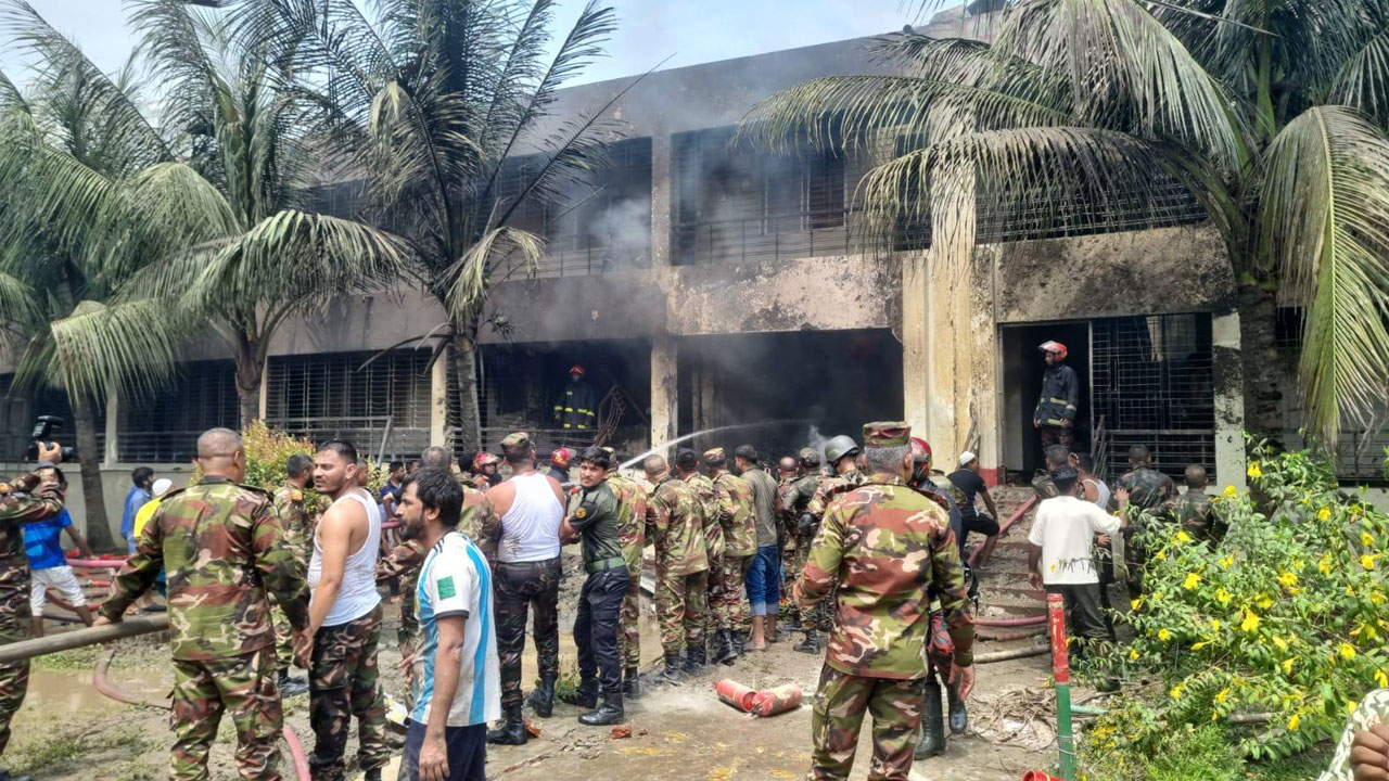 উত্তরায় প্রশিক্ষণ বিমান বিধ্বস্ত, হতাহতের শঙ্কা