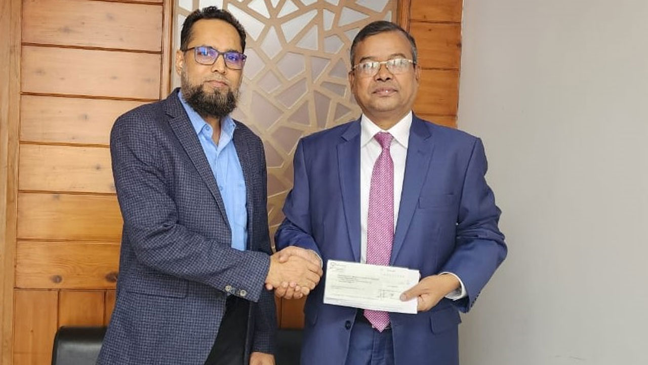 নৌ-বীমা দাবির চেক হস্তান্তর