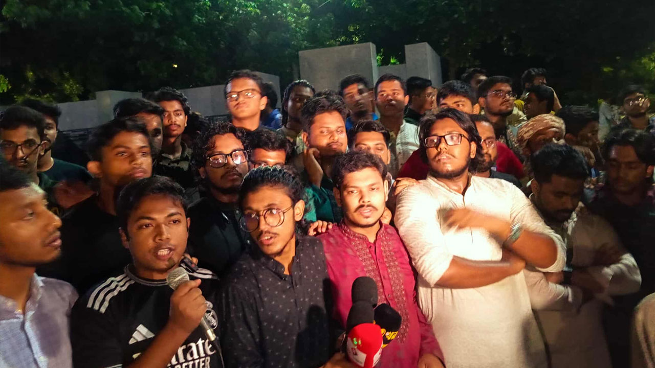 মিটফোর্ডে ব্যবসায়ীকে হত্যার প্রতিবাদে ঢাবিতে বিক্ষোভ