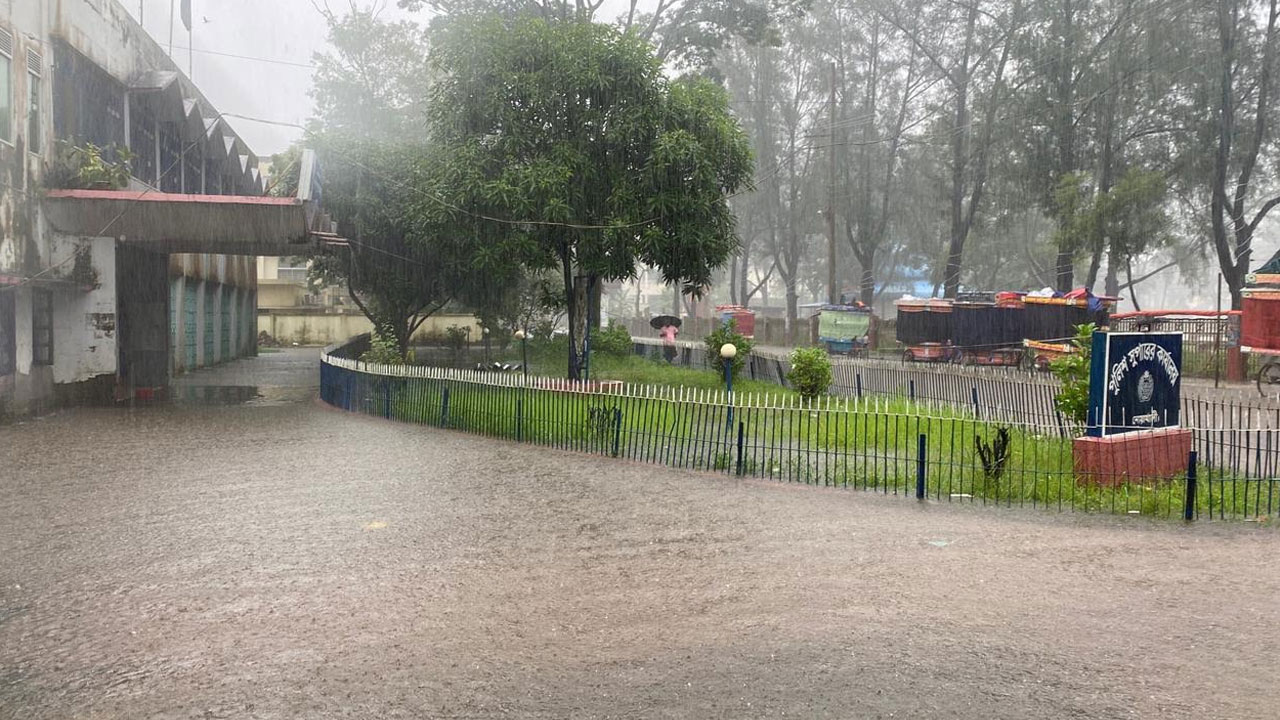 নোয়াখালীতে বাড়ছে বৃষ্টির দাপট, আতঙ্কে পানিবন্দি মানুষ