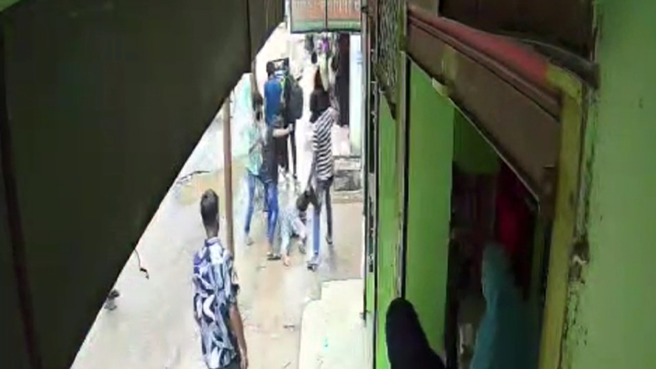 চাঁদা দাবির মামলা প্রত্যাহার না করায় মারধরের অভিযোগ