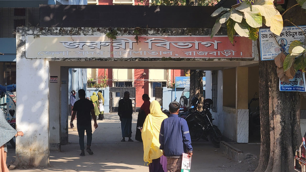 চাঁদা না দেওয়ায় প্যানেল চেয়ারম্যানকে কুপিয়ে জখম