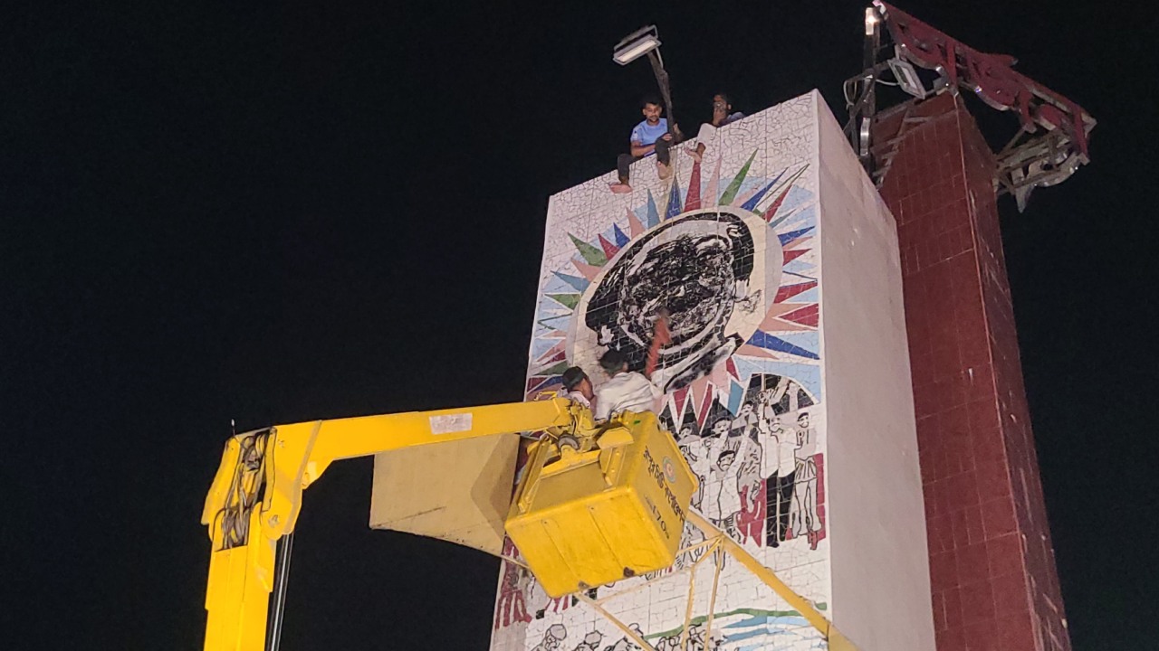 রংপুরে ‘অর্জন’ ভাস্কর্যে থাকা শেখ মুজিবের ছবি মুছে দিলো জুলাই যোদ্ধারা