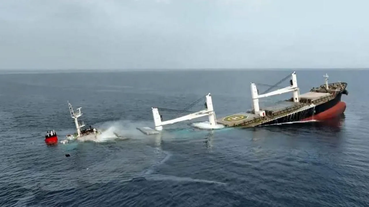 এক সপ্তাহের ব্যবধানে লোহিত সাগরে দ্বিতীয় জাহাজ ডুবিয়ে দিলো হুথিরা