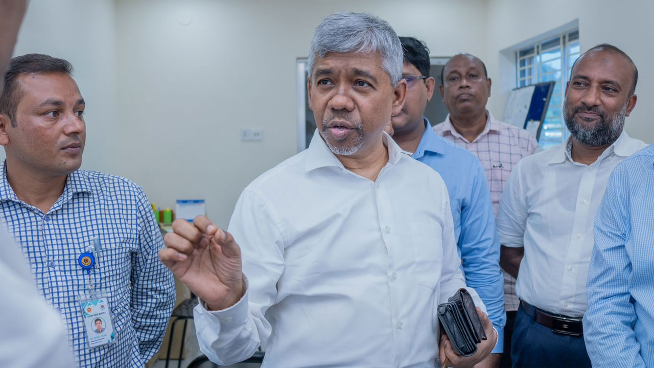 বেনাপোল কাস্টমসে এনবিআর চেয়ারম্যান : যাত্রীসেবায় মান উন্নয়নের নির্দেশ