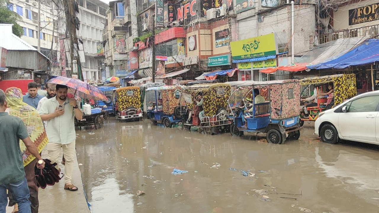 রাস্তার নির্মাণকাজে ধীরগতি, জলাবদ্ধতায় পথচারীদের ভোগান্তি