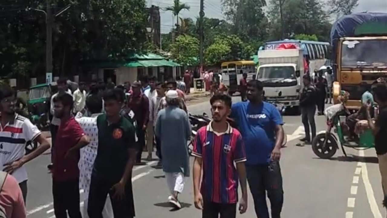 টায়ার জ্বালিয়ে চট্টগ্রাম-কক্সবাজার মহাসড়ক অবরোধ বৈষম্যবিরোধীদের