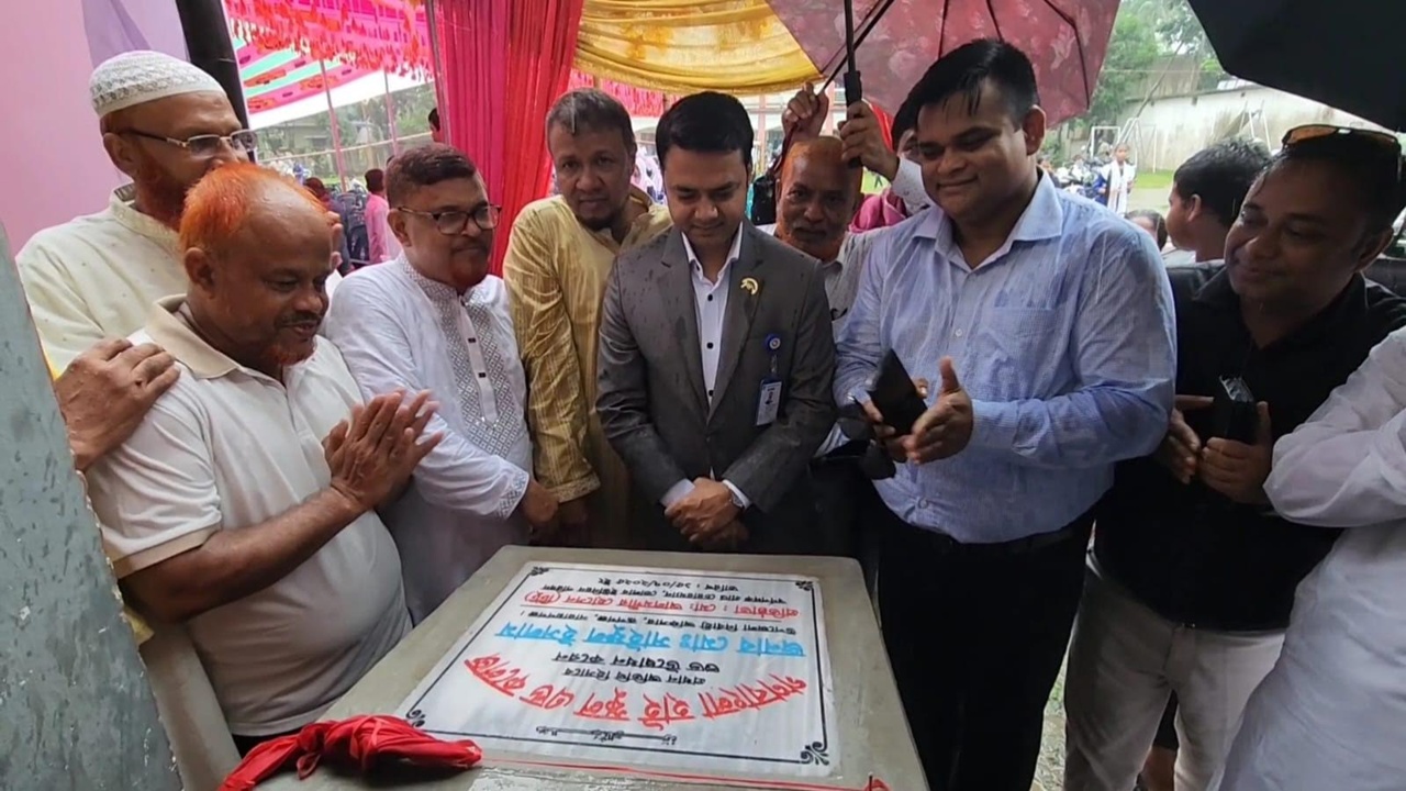 চেয়ারম্যানের উদ্যোগে অজপাড়াগাঁয়ে আলোর জয়গান