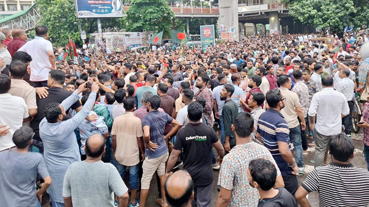 শাহবাগ মোড় অবরোধ করে স্বেচ্ছাসেবক দলের বিক্ষোভ