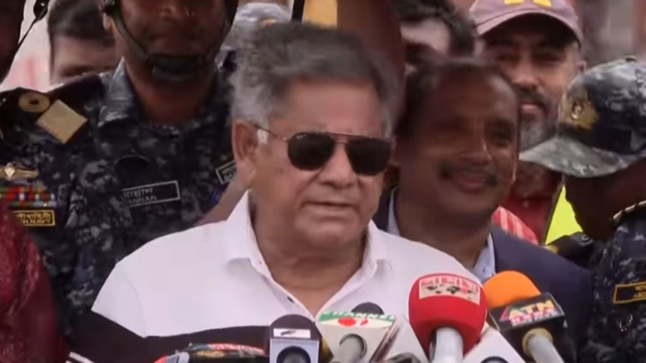 চট্টগ্রাম বন্দরের মাশুল বাড়ানো হয়েছে : উপদেষ্টা সাখাওয়াত