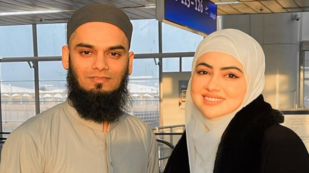 মুফতি স্বামীর প্রভাবেই কি সিনেমা ছেড়েছেন সানা খান?