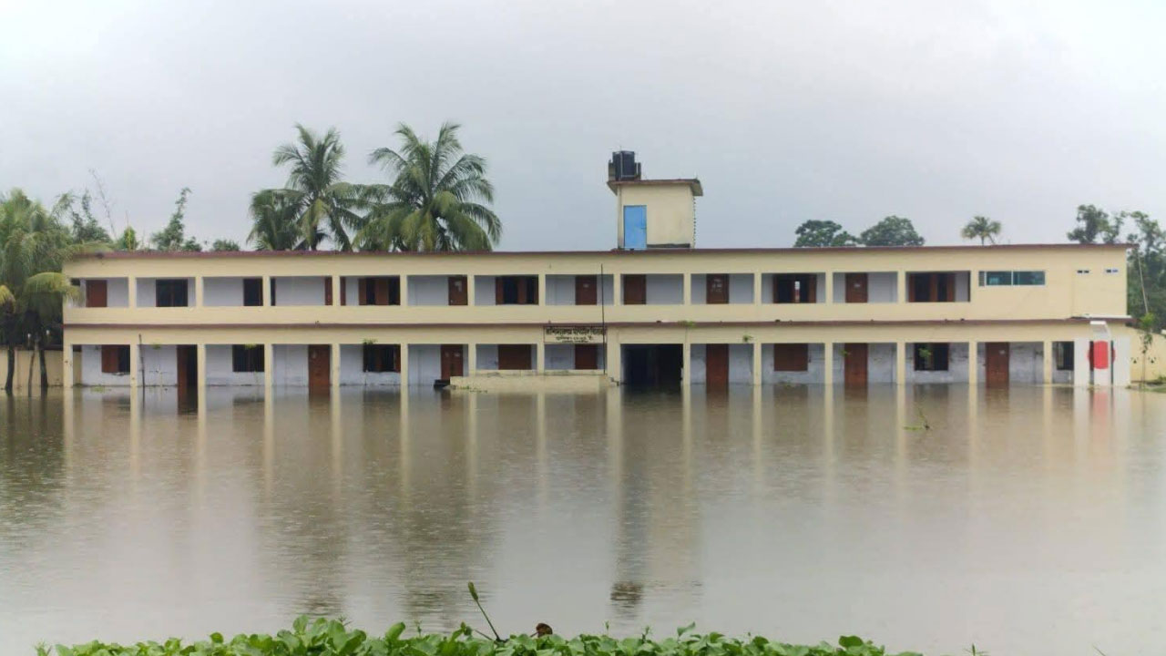 শিক্ষাঙ্গনে কোমরসমান পানি, ভেজা কাপড়ে পরীক্ষা দিচ্ছে শিক্ষার্থীরা