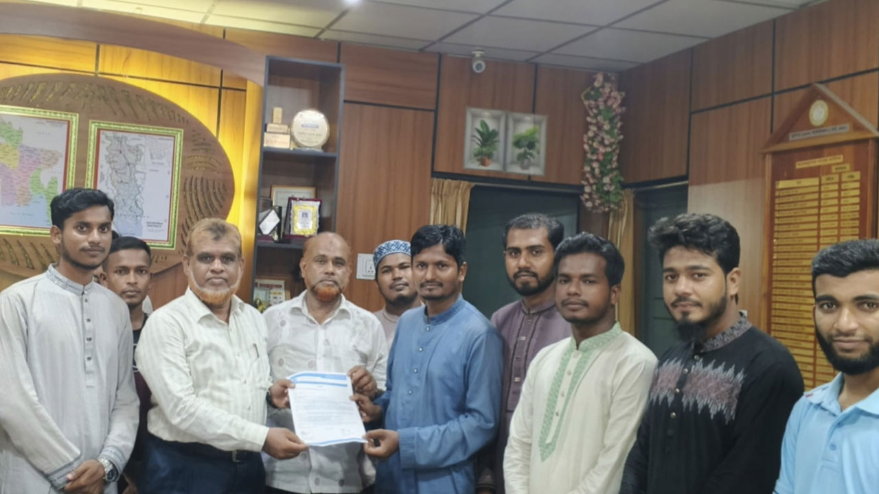 জিয়া হল চালুর দাবিতে সাতক্ষীরা সরকারি কলেজে ছাত্রশিবিরের স্মারকলিপি