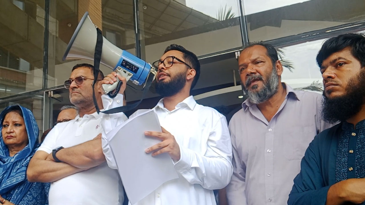 কর্মচারীদের বিক্ষোভের মুখে দাবি মেনে নিল এনাম মেডিকেল কলেজ কর্তৃপক্ষ