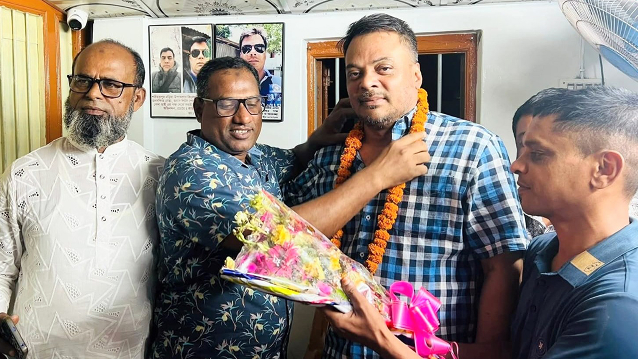 বিএনপি নেতার গলায় ওসির মালা