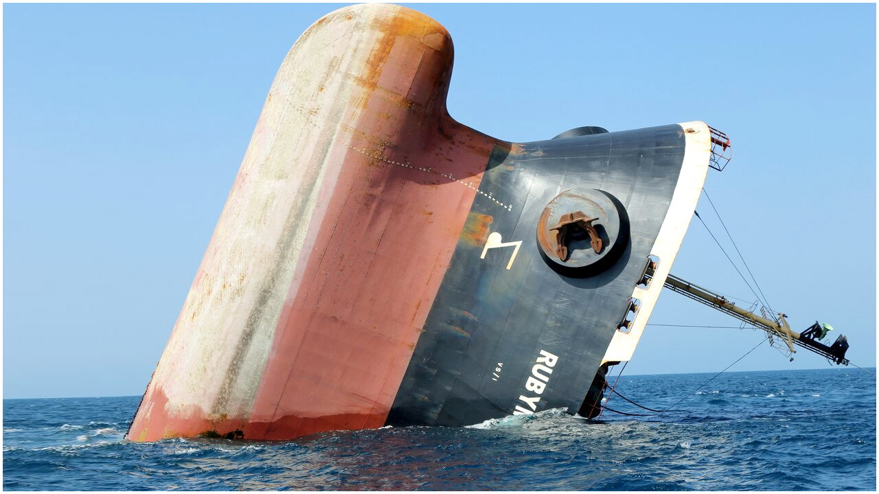 ইয়েমেনি গোষ্ঠীর হামলায় লোহিত সাগরে ডুবে গেল জাহাজ